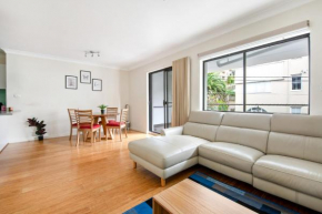 Lovely 2-Bed with Balcony 150 m from Coogee Beach, Sydney